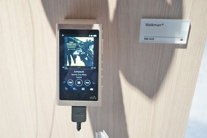 �f�U�C���͂قƂ�Ǔ����܂܂ɍ��������Ƌ@�\��ǉ������uA55�v�V���[�Y