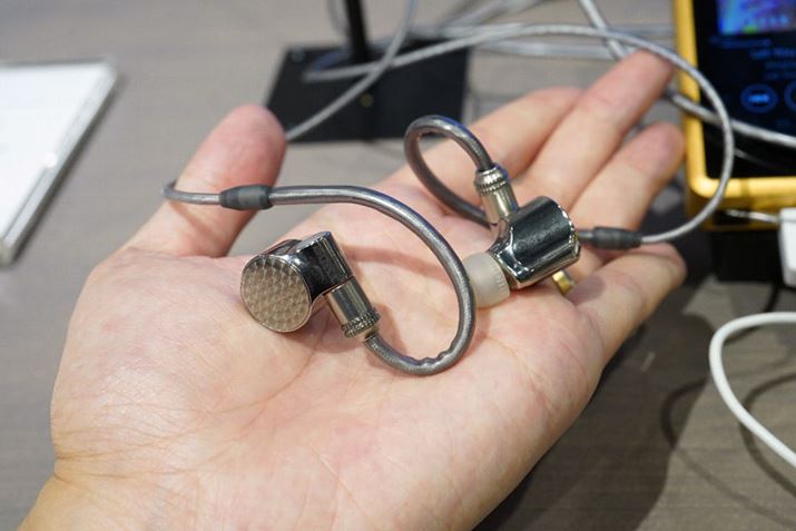  �gSignature�h�V���[�Y�œo�ꂷ��uIER-Z1R�v