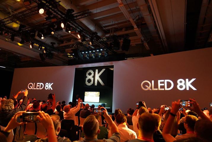 �v���X�J���t�@�����X�ŔM���I�Ɍ}����ꂽ�T���X���́uQLED 8K�v