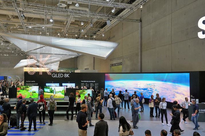 �T���X���u�[�X�ł��L��ȃG���A�ŁuQLED 8K�v��W�J