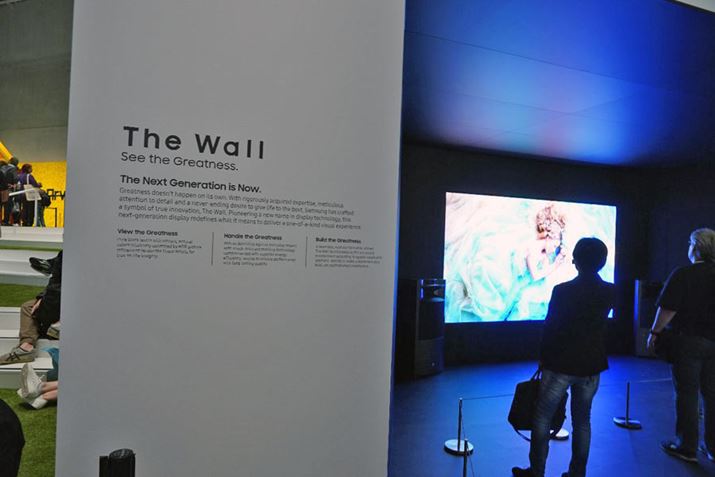 �}�C�N��LED�f�B�X�v���C�́uTHE WALL�v