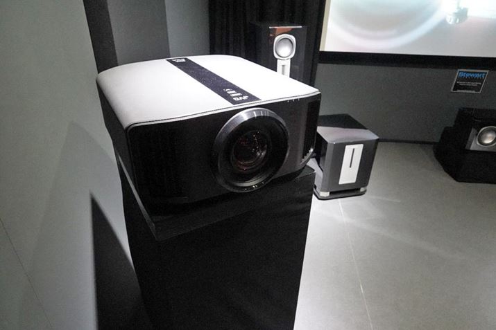 �����p�v���W�F�N�^�[�Ƃ��ď���8K�v���W�F�N�^�[�uDLA-NX9B�v�B���i��17,999���[��