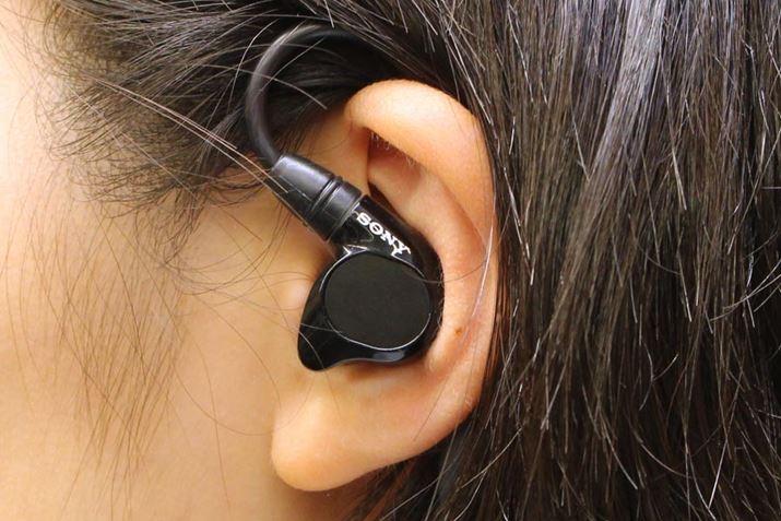 ̍IER-M9ƋʁBʐ^͏̏ȎɑlqA肵Ď܂Ă