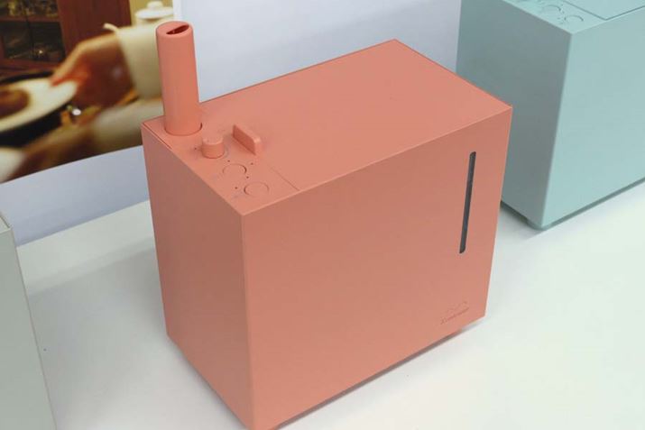 �^���N�e�ʂ͖�2.4L�ŁA�ő�����ʂ͖�300ml/h