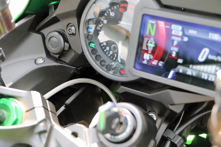 ^̉tfBXvC̉ɂ́AVK[\Pbg^Cv̓dzu