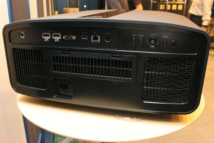 DLA-V9R�̖{�̃T�C�Y��500�i���j×234�i�����j×518�i���s���jmm�ŁA�d�ʂ�21.8kg