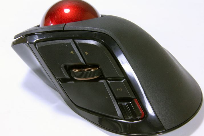 �����ʂɏW���z�u���ꂽ�e��{�^���B�t�@���N�V�����{�^��3�͂�����Ƀ��C�A�E�g���ꂽ