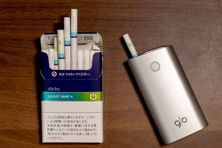 �X�e�B�b�N�͐��F�̑тƃO���[���̓d���A�C�R���ŃJ���t��