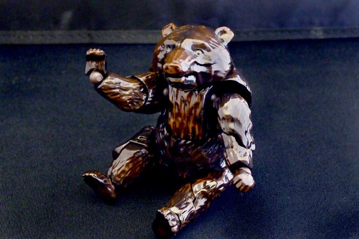 ������|�[�Y�������̂Ƃ���B���͂�ؒ���̌F���[���ł�