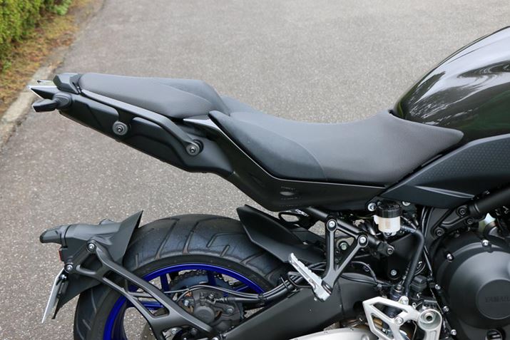 ���C�_�[�̒����ʒu��������Ƃ��邽�߁A�t���[���̌㕔����p�ɐ݌v���ꂽ