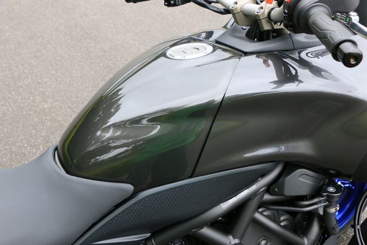 �t�����g�̑���肪�d�����Ƃ�����A�㕔�\�����y�����邽�߁A�K�\�����^���N�͌y�ʂȃA���~���Ƃ��ꂽ