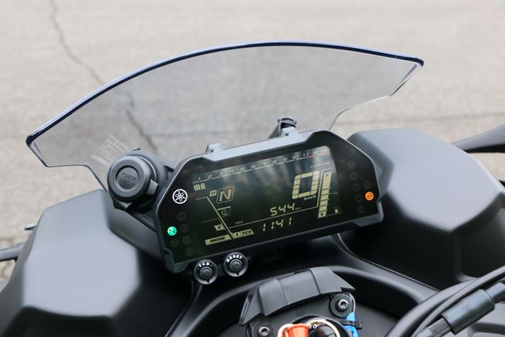 �n���h��������y�ʂɂ��邽�߂ɁA���[�^�[�̓f�W�^���\�����̗p�B���h�͍ŏ����ł��܂�T�C�Y�͑傫���Ȃ�