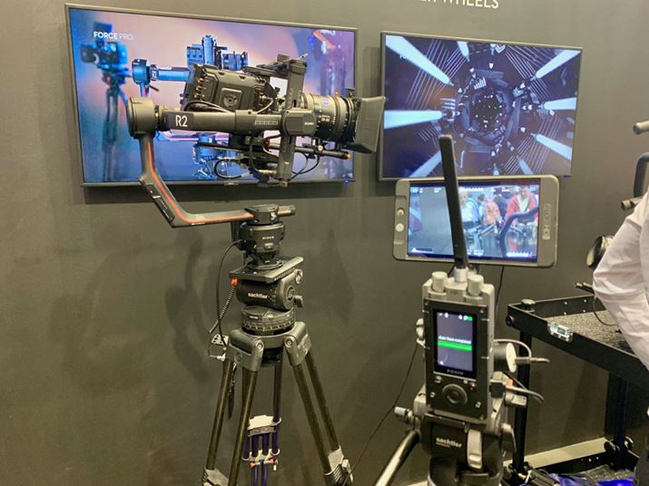 ���[�^�[�X�|�[�c�̎B�e����ȂǁA�l���߂Â��Ɗ댯�ȏꏊ�ɐݒu�����J�����𗣂ꂽ�ꏊ���瑀��ł��܂�