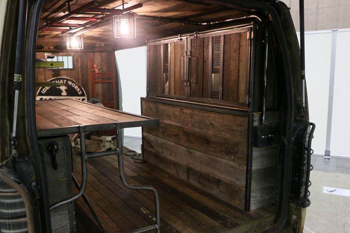 Oɍ킹ĔNG̓؍ނŃmx[Vꂽ