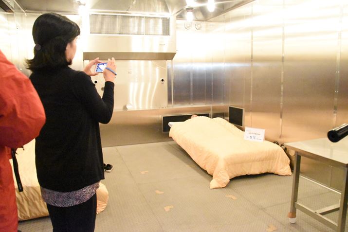 -5̐lHC󎺂̒ɂ́AxbhݒuĂBȂ񂩃|bvȍ⎺̂悤ŃV[