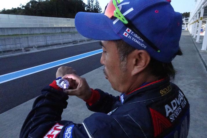 ~jT[LbgōsꂽsŁAFl̃bv^CvĊy݂܂