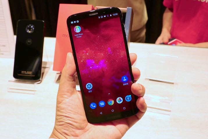 AXyNg18:9̏c̃fBXvC𓋍