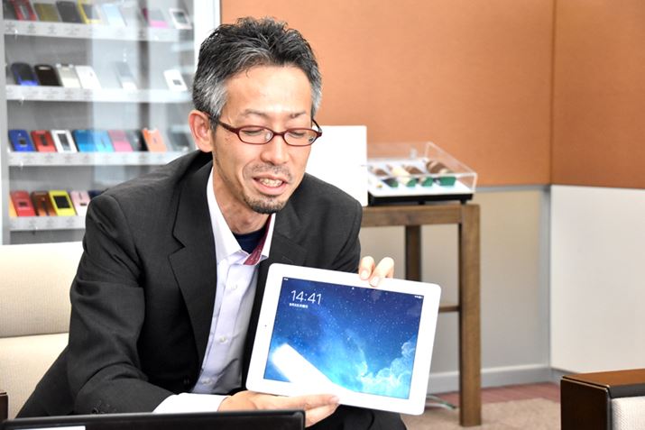 �ˑ��������p����iPad�B�P�g���C����A�Ƒ��Ƃ̃R�~���j�P�[�V�����ɖ𗧂����Ƃ���