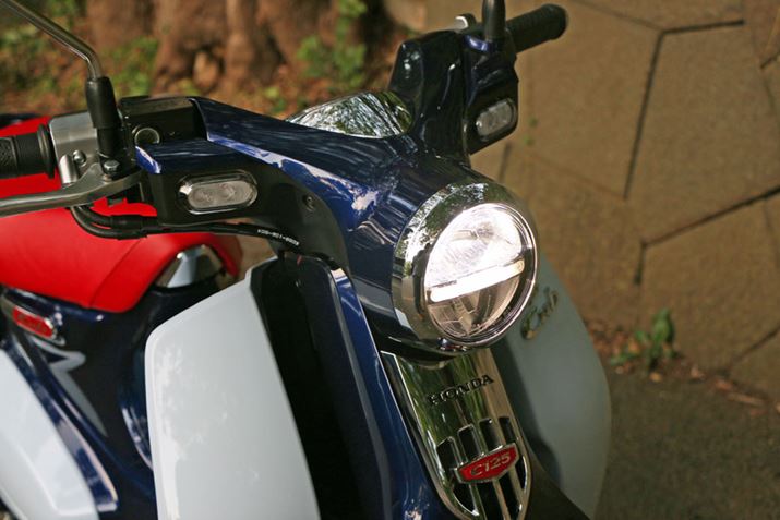 �����ڂ̓N���V�J���Ȋی^���C�g�����A������LED�B�E�C���J�[�Ȃǂ����ׂ�LED������Ă���