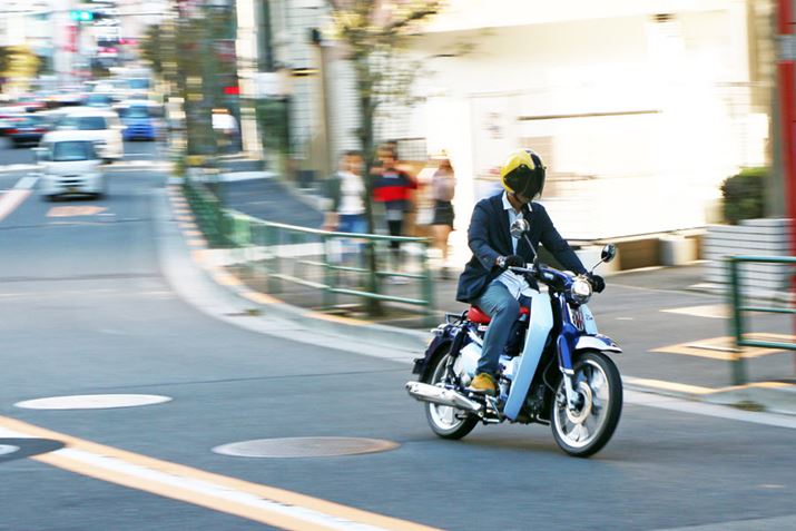 �r�W�l�X�o�C�N�̃C���[�W�����������悤�ȏr�q�ȉ��������킦��