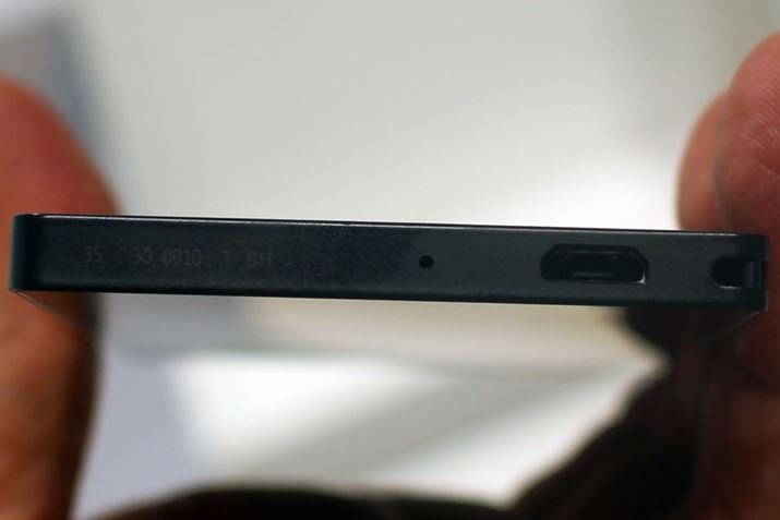 {fBʂɂ́AmicroUSB|[gBUSB Type-C̗pɂ݂͌Ȃ