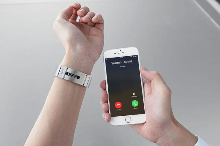 AgX}zւ̓db̒ḾAuwena wrist prov̗L@ELfBXvCɐUƂƂɕ\