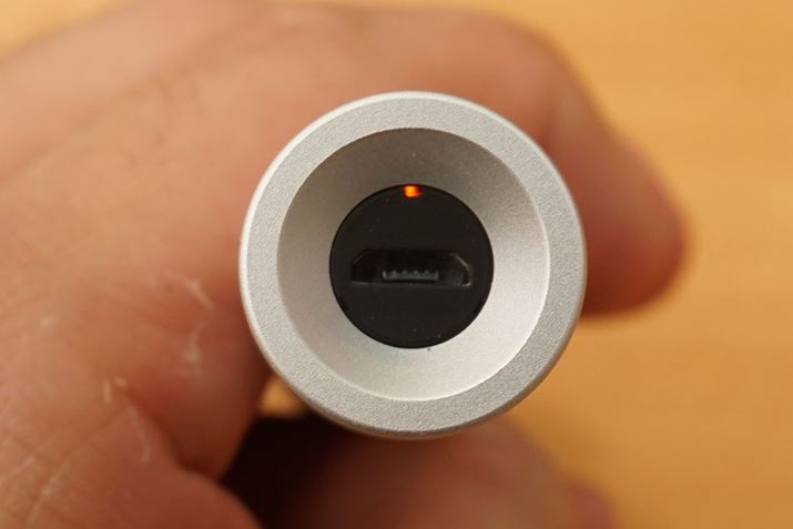 P[X̃obe[󋵂mFłLEDCWP[^[microUSB|[g̓ɔzuĂ