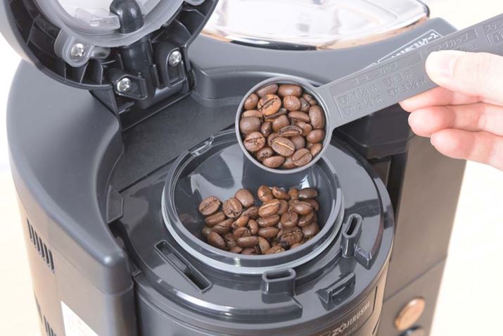 ~P[Xɓ𓊓B񓤂ł͂ȂAR[q[hbv邱Ƃł