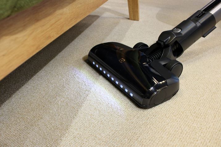 wbh̑OɂLEDCgڂĂ̂ŁAÂꏊɂS~`FbNł܂