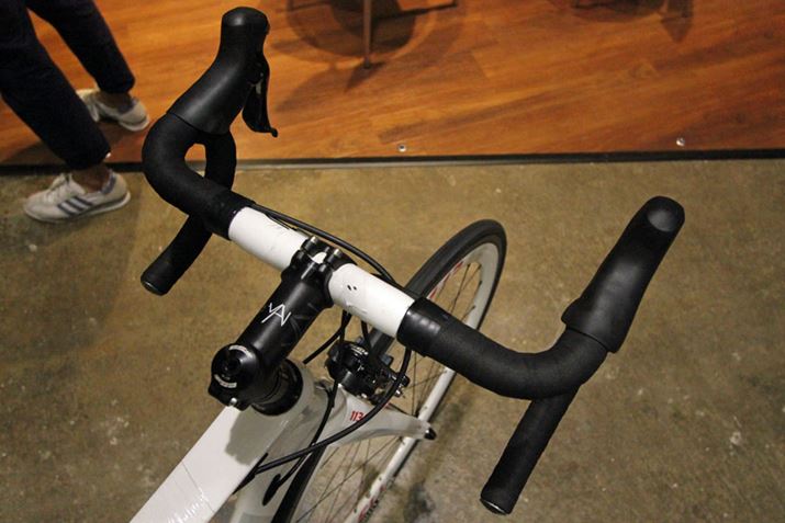 [hoCN̓̂ЂƂłAhbvnh