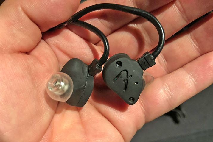 �ŏ�ʃ��f���́uTHIRTEEN 6�v