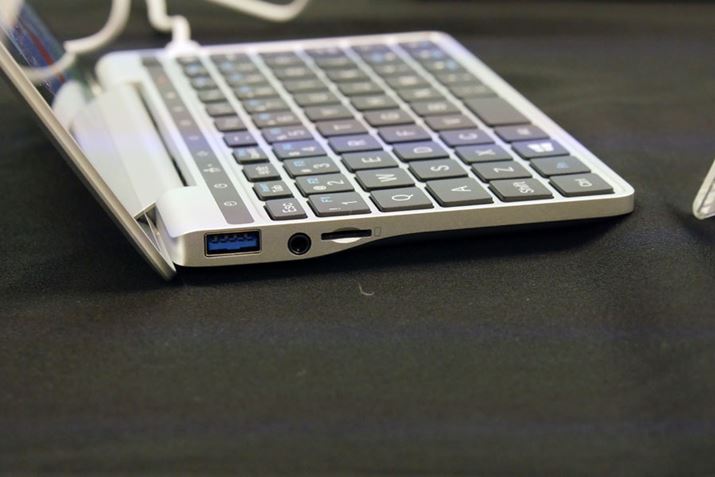 {̍ʂɂUSB|[g(3.0)ɉāAmicroSDJ[hXbg𓋍