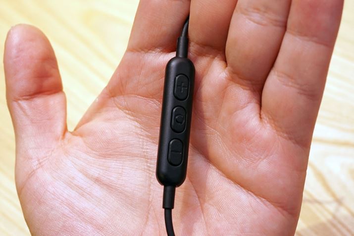 }CNtŔACzEɂȂP[uɔzuꂽ