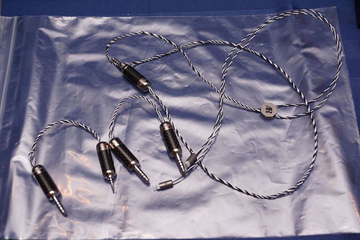 gbvEBOƋŔ\JÂAcoustic RevivéAPC Triple C5N̋ŕ񂾃nCubgނPC Triple C/EX̗pP[u̎iWBnčɍȐނ̂߁Aʌ̊S󒍕Ƃ`ō~蔭\肾