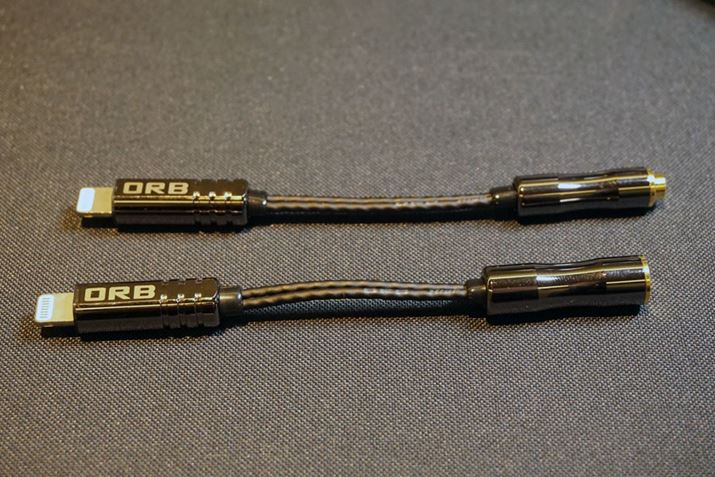 iPhoneȂǂɍ̗pĂLightningRlN^[CzWbNɕϊuClear force LightningvV[YBނɂPC-Triple CgpORBIWiP[uuPT4vgpBς݂3.5mmXeI~jWbN^Cv̂قA2.5mm4Ƀ^Cv̐iQlWĂ