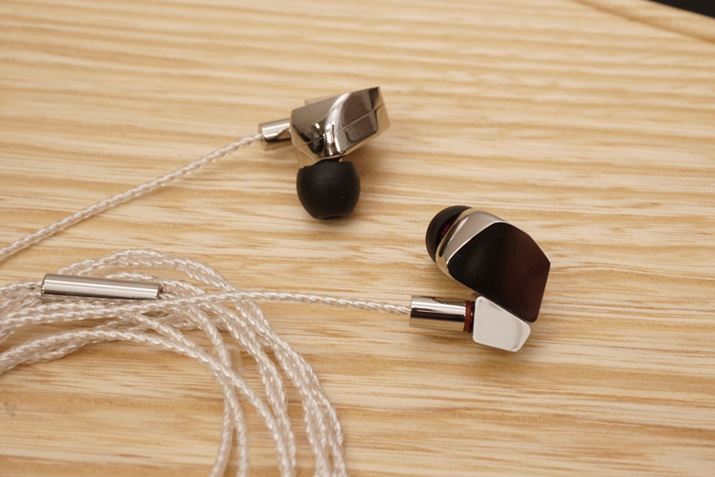 EV[YŏʃfƂē\肳ĂuE8000v`BUɏł͂ȂvXxEgp̂Bt܂łɔł悤ɒĂ邻ŁAi15~炢Ƃ̂