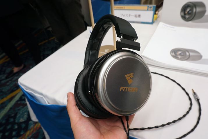 ̓wbhz̃hCo[jbggFitEarƂȂwbhz̎@BБ50mmãhCo[jbg2gĂƂ