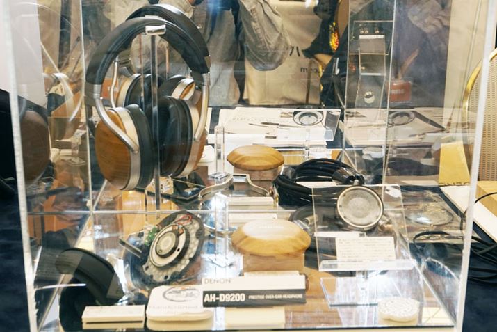 D&Mz[fBOXu[X̖ڋʂ́AwbhtHՂ̃|X^[ɂ̗pꂽfmAEbhV[ỸtbOVbvwbhzuAH-D9200vBnEWOɎgĂ|̉HH̃f╪WȂǂsĂ