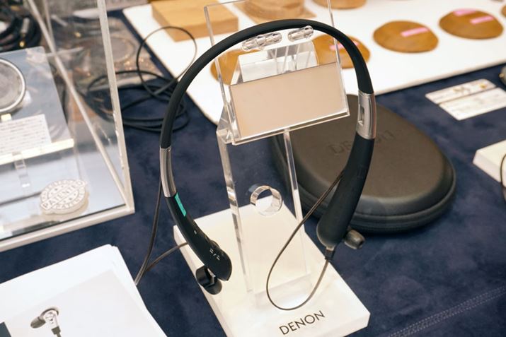 wbhtHՑOɔ\ꂽuAH-C820W WIRELESS IN-EAR HEADPHONESvWĂBuAH-C820vɍ̗pꂽ_uEGA[RvbVEhCo[̗plbNoh^BluetoothwbhzŁA12{̔\肵Ă