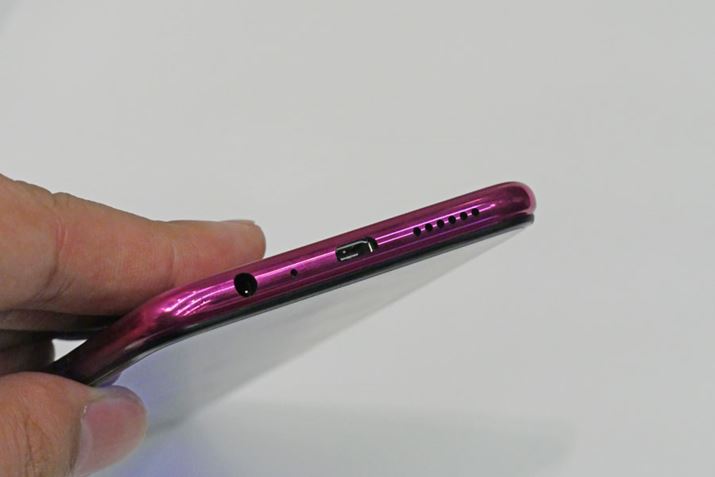 �[�d��microUSB�|�[�g�ōs���B�}���[�d�Ȃǂɂ͑Ή����Ȃ�