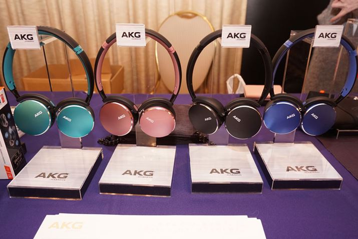 AKGuh́ABluetoothwbhzuY500 WIRELESSvAs[BwbhzOƎ~@\Aő33Ԃ̃obe[쓮ԂȂǂA|[^u[Xɂ҂肾