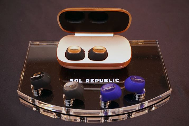 SOL REPUBLIĆASCXCz̍ŐVfuAMPS AIR 2.0v𒆐SɓWBx[XƂȂuAMPS AIRṽVRo[➑̂͂̂܂܂ɁABluetoth̐ڑh\Ȃǂ߂̂