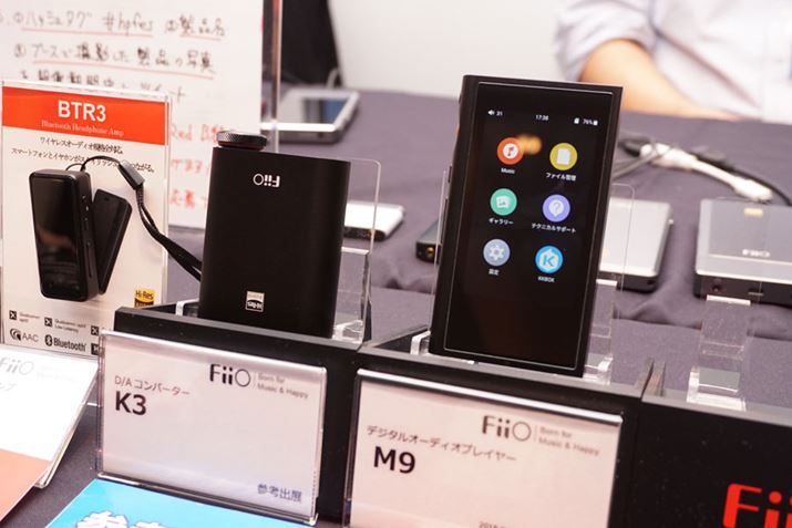 G~Cu[XBFiiOuh̓WR[i[ɂ́AŐVDAPuM9voWBuAK4490ENvfADAC\œڂA3.5mmAoXo͂̂ق2.5mm4ɃoXo͂BQlWĂŐVDACuK3v́ÂЂɎ܂قǂ̃RpNgȃTCY͂Bߓ\\Ƃ̂Ƃ