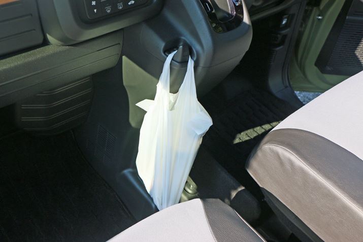 Vtgo[̉ɃRrj܂tbN݂ĂAS~ƂĊ􂵂Ăꂽ