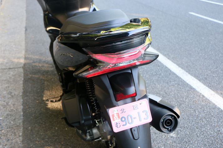 �㉺2�i�ɔz�u���ꂽ�e�[�������v�́A�uX�v�^�̂悤�ɂ�������B�������LED���̗p