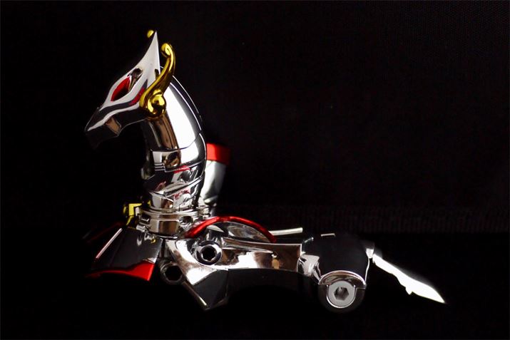 ���̏�ɓ����A�[�}�[�𑕒����āA�y�K�T�X�̓����Ǝ񕔕�������