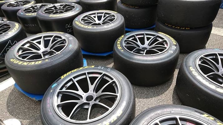 SUBARU BRZ GT300�p�̃^�C�����z�C�[���B�����Ă��Ȃ₩�ȃz�C�[�����^�C���̐��\���ő���Ɉ����o���܂�