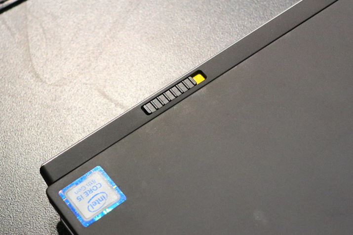 �O���ɂ������[�X�X�C�b�`������A���������^�u���b�g���J�����ɁA���O�����ł���