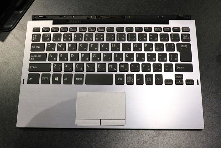 ���Ђ�13�^�N���X�̃m�[�g�p�\�R���Ɠ����d�l�̃L�[�{�[�h�������L�[�{�[�h���j�b�g