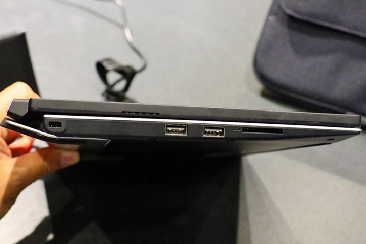 �����ʁB�L�[�{�[�h���j�b�g����USB Type-A�|�[�g��USB2.0